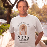 Modern Arch Photo Proud Pappa från 2025 Student T Shirt<br><div class="desc">Modern Arch Photo Proud Pappa från 2025 Student. Särskilt för pappor från nyutexaminerat studenter till bära med pride. Din grads foto är inom en båge och året stort och fet med student namn. Anpassa texten efter behov och byt ut fotot mot din egen orientering från porträtt. Du kan ändra färg...</div>