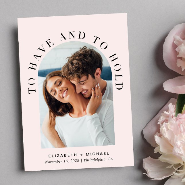 Modern Arch Photo QR-kod allt på en Rosa Bröllop Inbjudningar (Celebrate your love story with an invitation showcasing your favorite photo in an elegant arch frame)