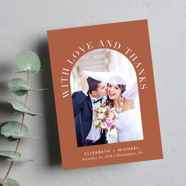 Modern Arch Photo Terracotta Bröllop Tack Kort (Celebrate your love story with a thank you card showcasing your photo in an elegant arch frame)