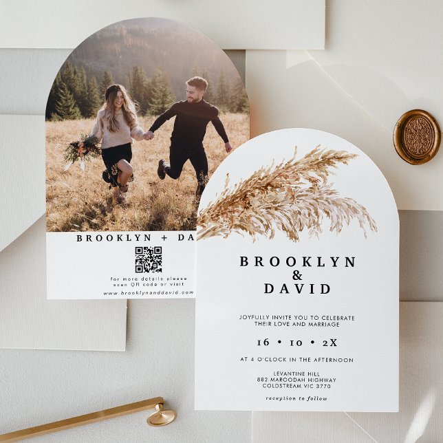 Modern Arched Boho Pampas Grass Bröllop Inbjudningar (Arched Boho Pampas Grass Wedding Invitation, Bohemian, Watercolor Pampas Grass, QR Code, Photo)
