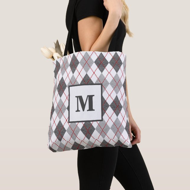 Modern Argyle-rutig röd grå silvermonogram Tygkasse (Närbild)