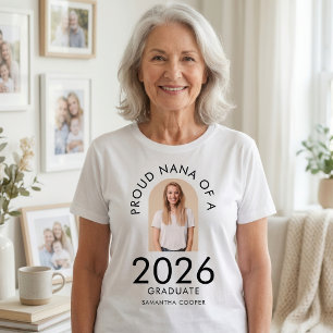Modern Ark Foto Stolt Mormor till 2026 års examen T Shirt