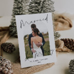 Modern Arkfoto för Gifta Glada Julkort<br><div class="desc">Fira din första jul som nygifta med detta moderna och stilrena julkort! Med en bågformad fotoram och elegant handskriven text är detta kort garanterat att imponera på alla som tar emot det. Ramen låter dig visa ett favoritfoto av det nya herr och fru, vilket gör det till ett verkligt speciellt...</div>
