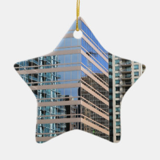 Modern arkitektur för stad julgransprydnad keramik