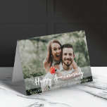 Modern årsdag | Photo Kärlek Make Wife Lycklig Kort<br><div class="desc">Ett vackert fotografkort med ett enkelt, modernt, minimalistiskt citattecken "Lycklig-årsdagen" på en halvgenomskinlig övertäckningsbakgrund. Det här mångsidiga kortet kan vara personlig med ditt eget fotografi, namn och speciella datum för att göra ett verkligt unikt och skräddarsytt kort för din älskade. Det inre budskapet "Önskar en underbar årsdag!" kan också enkelt...</div>