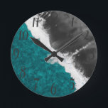 Modern Artsy Teal Blue Black Ocean Beach Vågar Rund Klocka<br><div class="desc">Dekorera ditt hem med den här modesta designen som har en konstgjord och modern tealblått och grått svart havsstrand vinkar, som förbättrar din dekoration med personlig och anpassningsbar. Denna unika utformning av trendiget och kommer att öka ditt hems attityd och stil. Du kan också ge det här objektet till en...</div>