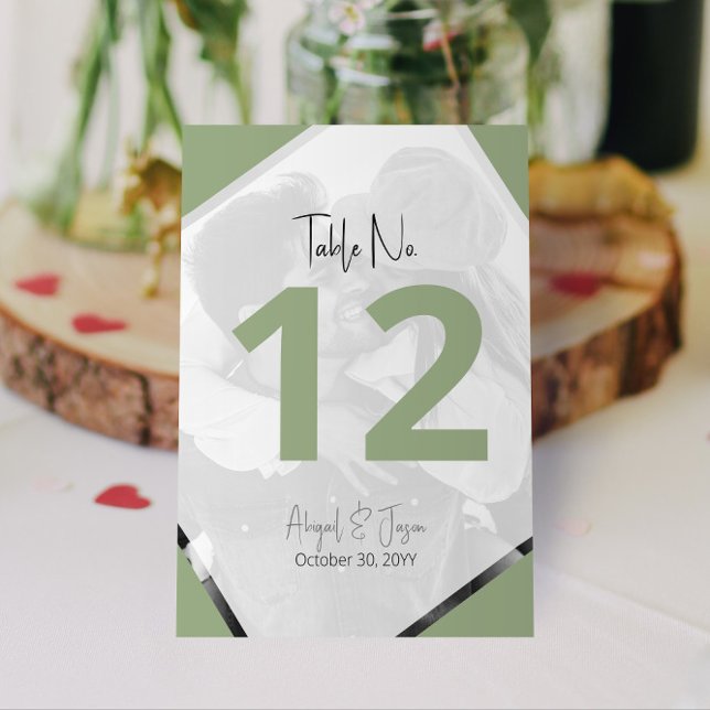 Modern Avslappnad Bröllop Photo Sage Grönt Bordsnummer (Modern Casual Wedding Sage Green Table Numbers with Your Engagement Photo)