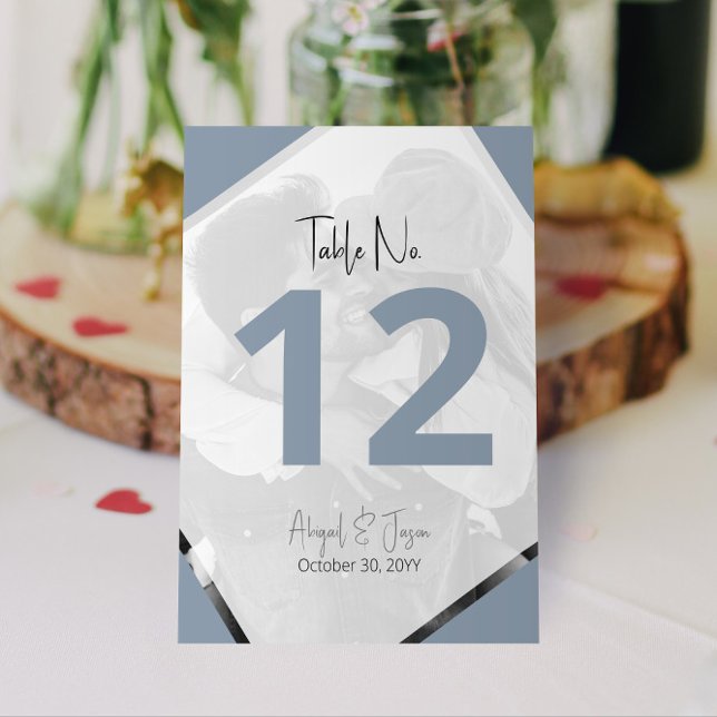 Modern Avslappnad Dusty Blue Bröllop Photo Bordsnummer (Dusty Blue Wedding Table Numbers with Photo | Personalize on Screen Now! )