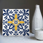 Modern Azulejo Blue Gult Portugisiska Lissabon Kakelplatta<br><div class="desc">Indigo Azulejo Blue Portugisiska dekorativa keramiska plattor från Lissabon är ett vackert och unikt tillskott till alla hem. En högkvalitativ produkt med tidlös estetik. Den blå färg i plattorna inspireras av indigo blue från Lissabon-berömden azulejo-plattor, som lägger till en aning historia och kultur i ditt område. Dessa plattor är perfekt...</div>