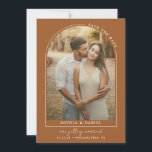 Modern Båge Boho Båge med Foto Spara Datumet<br><div class="desc">Skapa ett unikt spara datum-kort med denna moderna design med foto! Lägg enkelt till ditt foto och ändra texten. Redigera enkelt färgerna på alla element och bakgrund för att matcha din färgpalett!</div>
