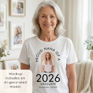 Modern båge foto stolt Nana av 2026 examen T Shirt