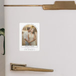 Modern båge med foto Spara datumet Magnet<br><div class="desc">Skapa ett unikt Spara datumet-kort med denna moderna design med foto! Lägg bara till ditt foto och ändra texten. Redigera enkelt färgerna på alla element och bakgrunden för att matcha din färgpalett!</div>