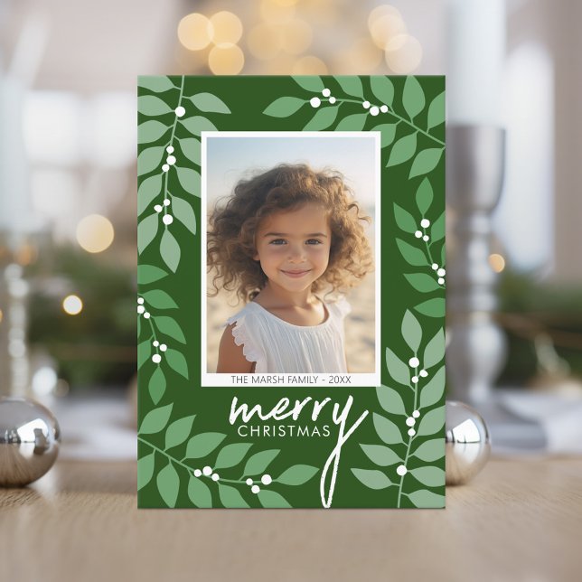 Modern bär eucalyptus grenar - fotoolivolja julkort (A berry botanical holiday card in shades of green leaves and white berries. 1 Photo)