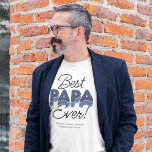 Modern Bästa Pappa någonsin T-Shirt<br><div class="desc">Ge er far det erkännande han förtjänar med denna roligt och moderna "Bästa Pappa någonsin" t-shirt. Med fet blå toner och hans barns personliga beröring inkorporerar namn är den här moderata och bekväma t-tröjan det perfekt sättet att visa hur mycket du bryr dig. Underbar för födelsedagar, fars dag, eller bara...</div>
