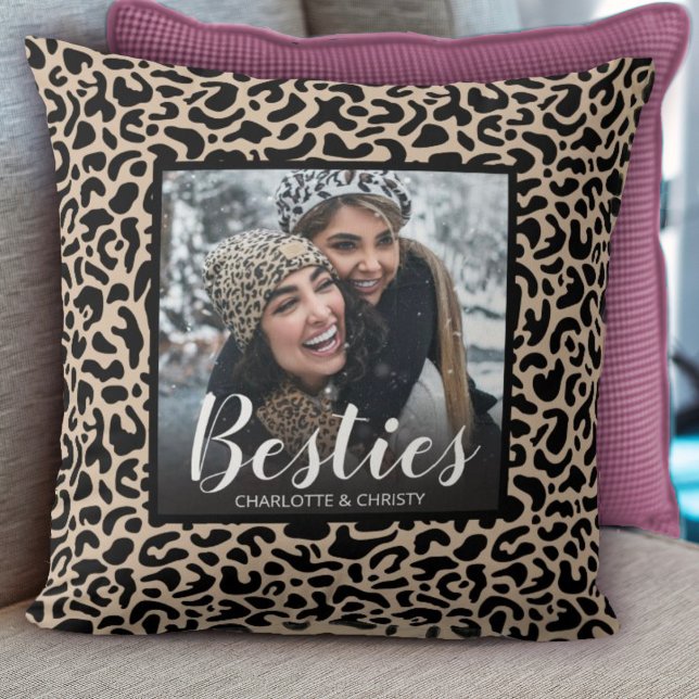 Modern bästa vänner leopard Skriv ut foto Kudde (A cute besties pillow with a leopard print background. Personalize it with your photo and names.)