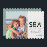Modern Beach Sea Hälsning Aqua-julfoto Julkort<br><div class="desc">Ett modernt helgdag-kort med ett enkelt minimalt budskap som lyder "Sea hälsning" med handflatan i kombination med handskriven typografi. Anpassa med namn och bild. Bild av Vitolda Klein på Unsplash</div>