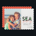 Modern Beach Sea Hälsning Coral-julfoto Julkort<br><div class="desc">Ett modernt helgdag-kort med ett enkelt minimalt budskap som lyder "Sea hälsning" med handflatan i kombination med handskriven typografi. Anpassa med namn och bild. Bild av Vitolda Klein på Unsplash</div>