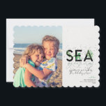 Modern Beach Sea Hälsning Grönt - julfoto,  Julkort<br><div class="desc">Ett modernt helgdag-kort med ett enkelt minimalt budskap som lyder "Sea hälsning" med handflatan i kombination med handskriven typografi. Anpassa med namn och bild. Bild av Vitolda Klein på Unsplash</div>