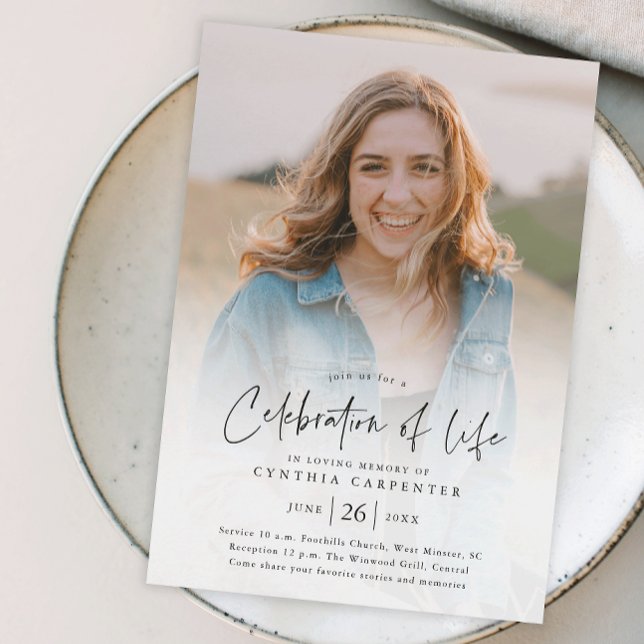 Modern Begravningsfirande Minnesstund Inbjudningar (Modern handwritten script celebration of life photo memorial invitation.)