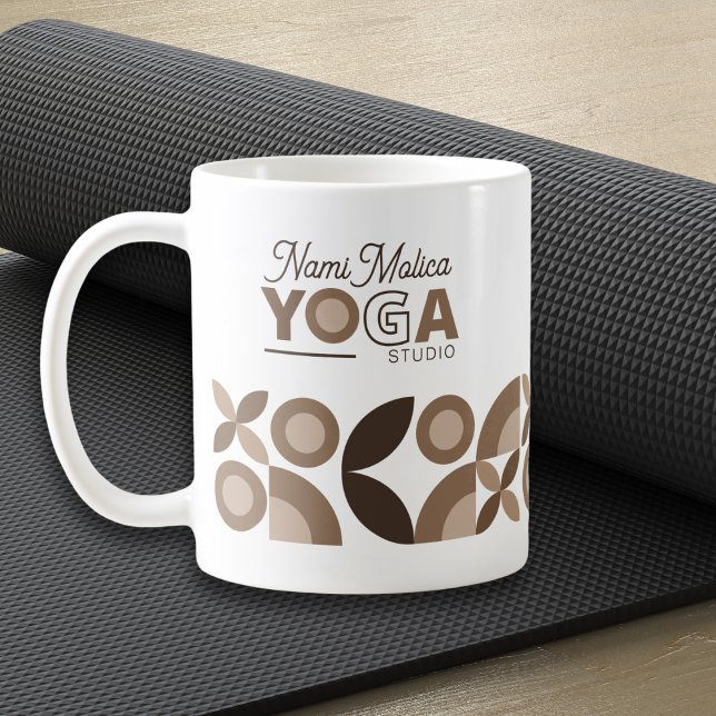Modern Beige Brown Geometric Mönster Yoga Studio Kaffemugg (Skapare uppladdad)