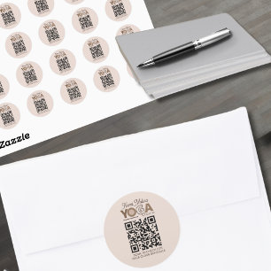 Modern Beige Brown med QR Yoga Studio Sticker Runt Klistermärke