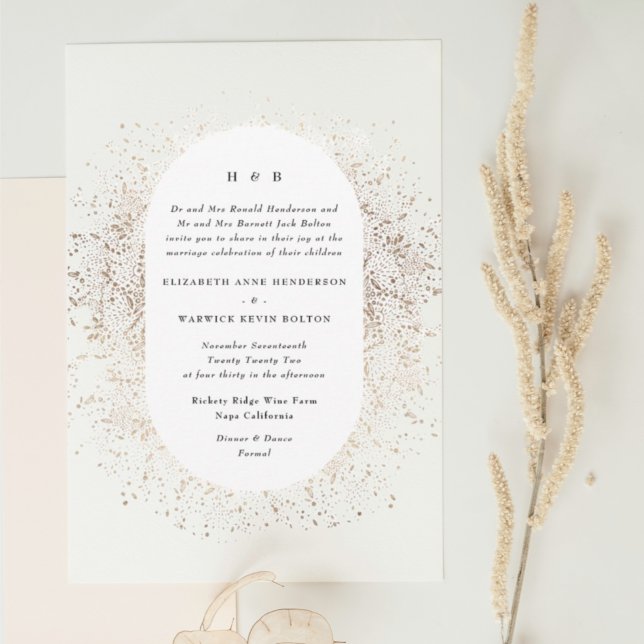 Modern Beige Cream Guld Monogram Oval Arch Inbjudningar (Skapare uppladdad)
