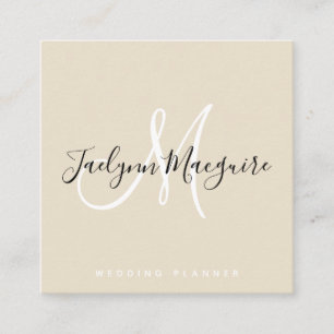 Modern beige elegant-skript namnteckning monogram fyrkantigt visitkort