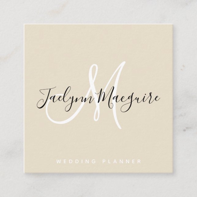 Modern beige elegant-skript namnteckning monogram fyrkantigt visitkort (Framsida)