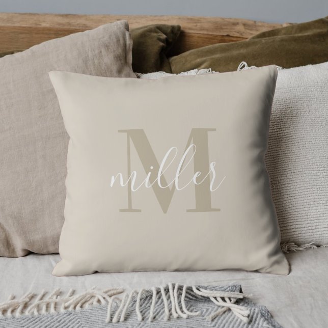 Modern Beige Familjenamn Monogram Kudde (Skapare uppladdad)