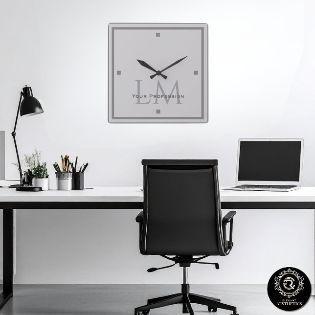 Modern Beige Grå Monogram Kontorsdekor Fyrkantig Klocka (Modern Taupe Gray Monogram Office Decor Square Wall Clock)