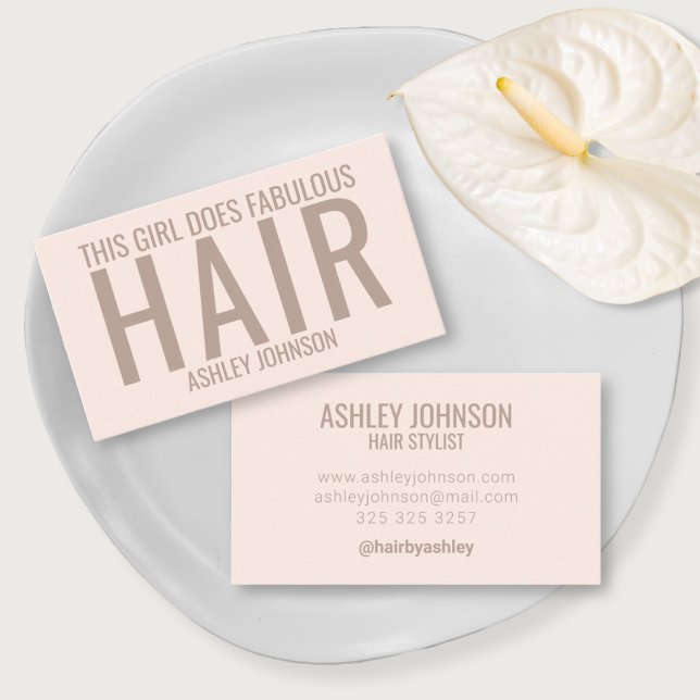 Modern beige-hårstylist typografi visitkort (Skapare uppladdad)