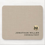 Modern Beige Linen Brushed Guld Monogram Musmatta<br><div class="desc">Med den här musknappen för personlig och guld i monogrammet kan du lägga till en sofistikerad ton på arbetsytan. Den klassiska blocktypografin och den borrade metalliska guld-monogrammedaljonen med ditt initiala, namn och den titel eller text du väljer gör den till en perfekt medbrottsling för ditt hem eller kontor. Den släta...</div>