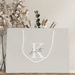 Modern Beige Monogram Bridesmaid Frieri Gift Bag<br><div class="desc">Anpassningsbar-designade bröllop och möhippa-presentväska med klassiskt modernt stil monogram med anpassningsbar initialt och namn.</div>