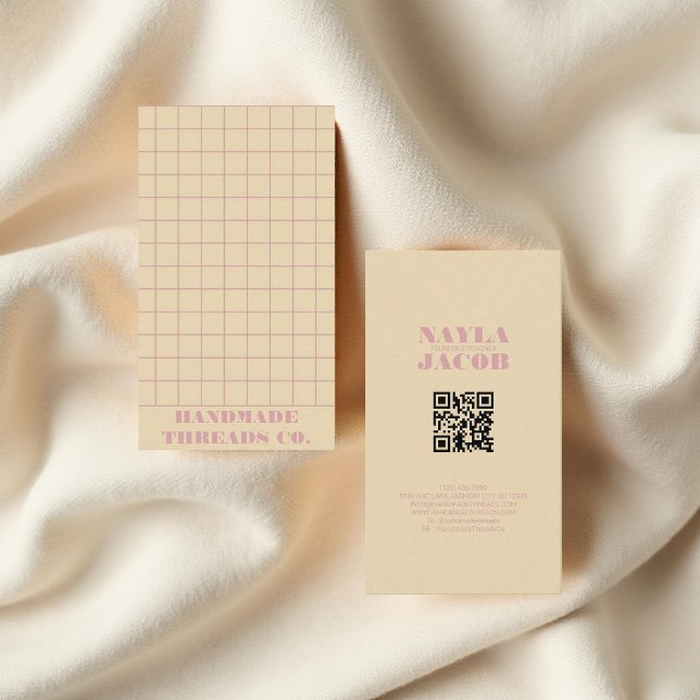 Modern Beige & Rosa Checkated Mönster QR Code Visitkort (Skapare uppladdad)
