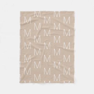 Modern beige tan anpassningsbar initial monogram m fleecefilt