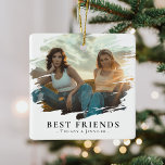Modern Best Friends Photo & Namn/s-jul Julgransprydnad Keramik<br><div class="desc">Modern personlig,  bästa vänner,  fotodekoration,  med ett smeta överlägg anpassningsbar bild av dig och din bestie,  texten "BEST FRIENDS" och namn. Alla BFF skulle ta emot detta vackra prydnadsföremål från kärlek,  som de kunde visning med kärlek i sitt hem vid jultiden!</div>