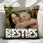 Modern Besties Photo Gift Kudde<br><div class="desc">Dekorativ kudde i Modern Hearts Typography Photo Besties är ett hemtillbehör till chic och personliger som firar det okränkbara bandet mellan bästa vänner. Med elegantens moderna skripttext och anpassadets fotoutrymme kan du med den här kudden visa ett favoritminne med din bestie. Det är perfekt att lägga till en mysigt och...</div>