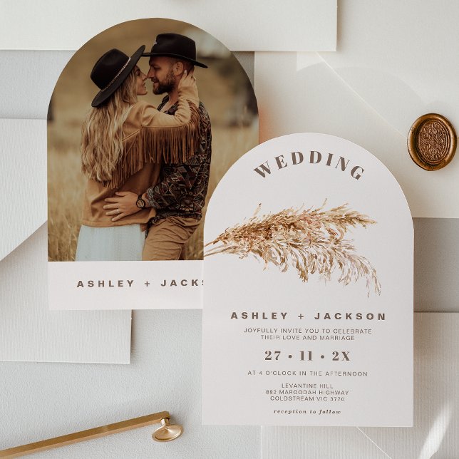 Modern beväpnad pampas Grass Wedding-inbjudan Inbjudningar (Boho Arched Pampas Grass Wedding Invitation, Warm Cream, Bohemian, Watercolor Pampas Grass, Brown)