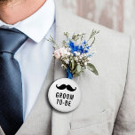 Modern Big Bold Black Bachelor Party Groom Knapp<br><div class="desc">Visa ditt stöd för brudgummen med den här fet svarta "skum att vara"-knappen, med en vit mustasch-grafik i roligten och ren modern typografi. Perfekt för bilfester, repetitionsmiddagar eller bröllop helg-evenemang gör dessa knappar underbara party favors för gruppens besättning. De är lätta att bära och ger en lekfull och snyggt till...</div>