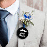 Modern Big Bold Black Bachelor Party Team Groom Knapp<br><div class="desc">Visa ditt stöd för brudgummen med den här fet svarta "Team Groom"-knappen, som innehåller en vit mustasch-grafik med roligt och ren modern typografi. Perfekt för bilfester, repetitionsmiddagar eller bröllop helg-evenemang gör dessa knappar underbara party favors för gruppens besättning. De är lätta att bära och ger en lekfull och snyggt till...</div>