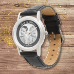 Modern bild för svart och vit familj armbandsur<br><div class="desc">Modern Black and White Family Photo Watch. Svart och vit design. I mitten finns ett anpassningsbar foto - lägg till ditt favoritfoto - svart och vitt foto ser underbart ut. Anpassa med namn och året. Söt och söt gåva och keepy för mamma,  pappa,  moster,  mormor,  mormor eller farfar.</div>