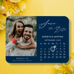 Modern blå Elegant Skriptfoto Spara datum Magnet<br><div class="desc">Modern blå | Elegant av konkret bakgrundsskript "Save the Date" Magnet med Anpassningsbar Calendar med ett vackert foto. Låt er familj, vänner och kolleger veta att ni har fastställt ett datum för ert bröllop firande med denna elegant magnet. Om du vill flytta markören Ring > klicka på blått "Anpassa" >...</div>