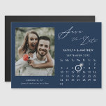 Modern blå Elegant Skriptfoto Spara datum Magnetisk Inbjudningskort<br><div class="desc">Modern blå |Kerulärt bakgrundsskript Elegant "Save the Date" Magnetic Card med Anpassningsbar Calendar med ett vackert foto. Låt er familj, vänner och kolleger veta att ni har fastställt ett datum för ert bröllop firande med detta kort för elegant. Om du vill flytta markören Ring > klicka på blått "Anpassa" >...</div>