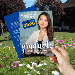 Modern blå examensfoto Klass 2026 Meddelande