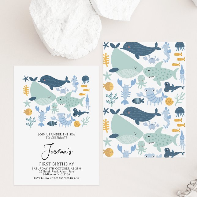 Modern blå Grönt under sjöboxarna 1:a födelsedag Inbjudningar (Modern under the sea themed first birthday invitation featuring a whale, dolphin, shark and more.)
