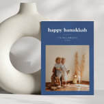 Modern Blå Minimalistisk Hanukkah Familjefoto Julkort<br><div class="desc">Fira Hanukkah med detta eleganta, minimalistiska familjefotokort. Med en blå ram och utrymme för ett personligt familjenamn och år, är denna moderna design ett vackert sätt att skicka högtidshelsningar. Perfekt för att dela familjemoment och fira ljusfesten, detta kort betonar enkelhet och elegans, vilket gör det idealiskt för att skicka varma...</div>