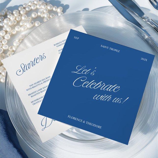 Modern Blå och Vit Bröllopsmeny Kort med Skriftsti (Modern Blue & White Script Wedding Menu Card)