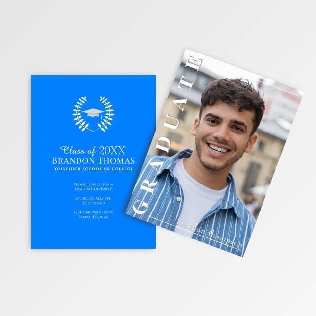 Modern Blå Vertikal Namn Examen Fotokort Inbjudningar (Bold blue graduation announcement featuring vertical “Graduate” text and customizable party info.)