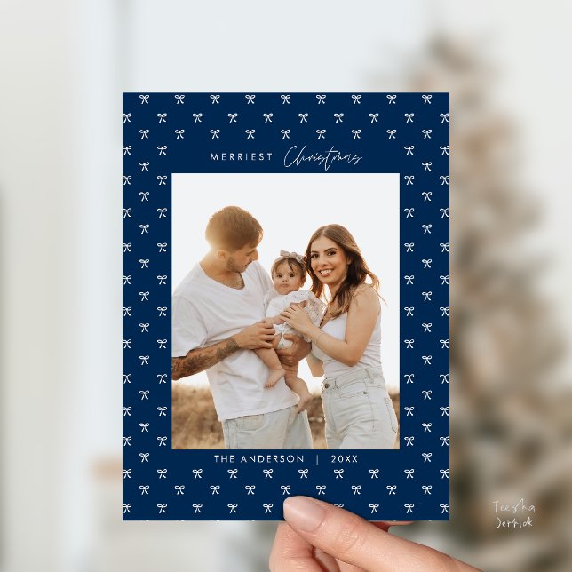 Modern blåa slingmönster familjefoto jul vykort (Modern Navy Blue Bow Pattern Family Photo Christmas Postcard in Vintage theme)