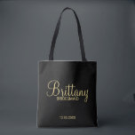 Modern Black and Guld Personlig Bridesmaids Tygkasse<br><div class="desc">Modern Personlig, svart och Guld, Bridesmaids-gåvor med personlig bridesmaid's namn i guld, modernt typsnitt stil med rubrik och bröllop-datum i modernt sans serif-typsnitt stil på svart bakgrund. Även perfekt för Maid of honor, Flower Girl, Budens mamma m.fl. Obs! Folidinformationen simuleras i teckningen. Ingen faktisk folie kommer att användas vid skapar...</div>